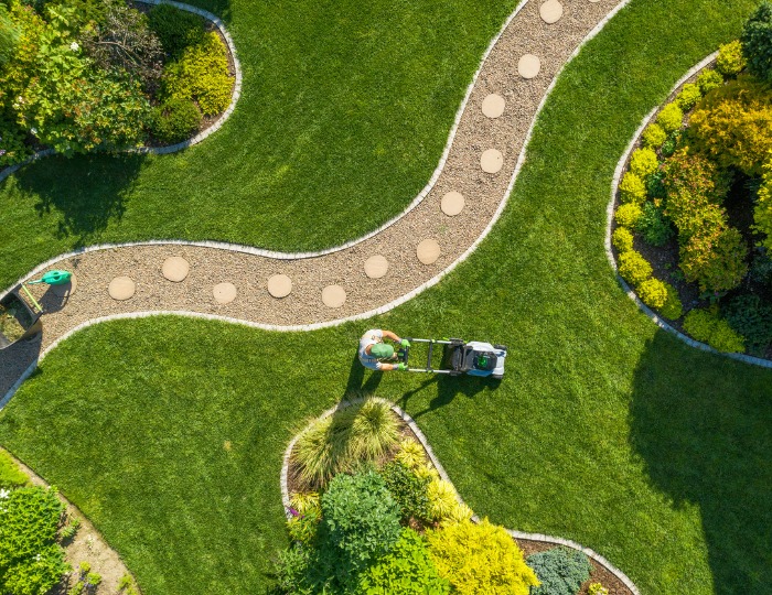 How To Run a Successful Landscaping Business (+7 Tips)